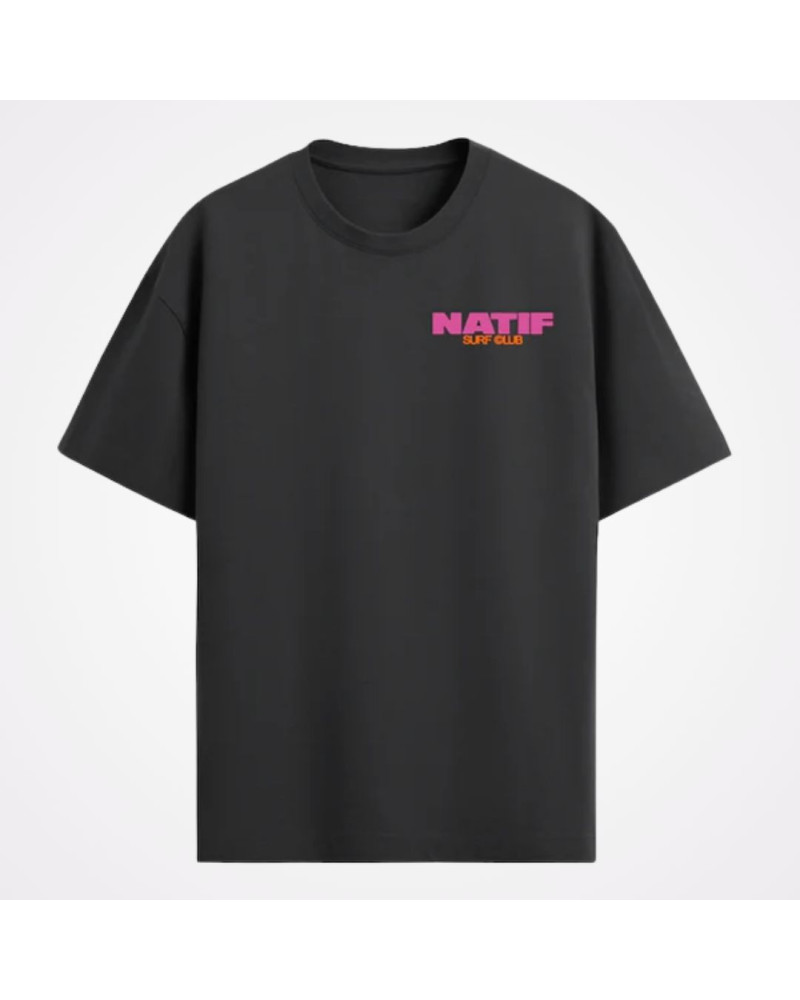T-shirt Worldwide noir avec broderie rose sur la potirine, Natif. New Surf Dinan, Bretagne