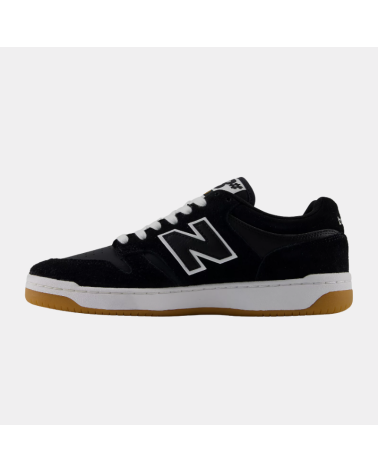 Chaussures de skate New Balance Numeric 480 noires et blanches, avec semelle FuelCell et renfort à l’avant.